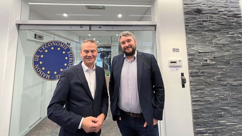 ZDK-Präsident Arne Joswig und Friedrich Trosse vor dem neuen ZDK-Büro in Brüssel(Bild:  ZDK)