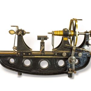 Die erste mechanische Längenmessmaschine von Carl Mahr aus dem Jahr 1908, die wegen ihrer Form „Schaukelpferd“ genannt wurde.