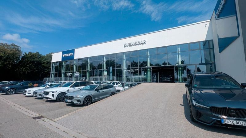 Der Lynk-&-Co-Showroom liegt direkt neben dem Volvo-Autohaus. (Bild: Mauritz – VCG)