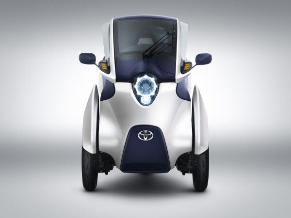 Der Toyota i-Road kombiniert die Vorzüge eines Autos mit der Wendigkeit eines Zweirads (Toyota)