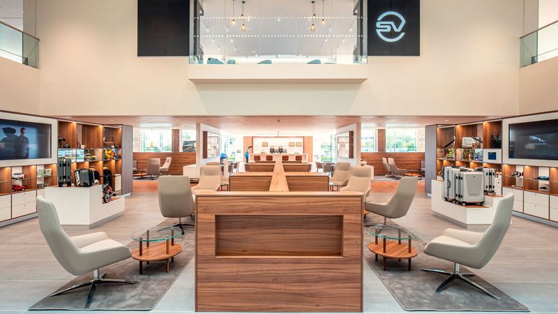 Besonders gelungen ist die exklusive Lounge im Special-Vehicle-Bereich. (Bild: Jaguar Land Rover)