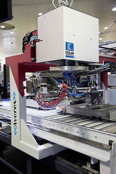 Der patentierte um 270 Grad drehbare Bearbeitungskopf erledigt alle Arbeitsschritte der Verdrahtung, wie Schneiden, Abisolieren, Crimpen, Beschriften und das Kontaktieren. (Bild: Rittal)