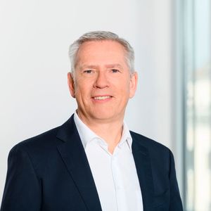 Harald Nippel, 60, bleibt bis April 2026 Vorstand und CFO bei Leoni.(Bild:  Leoni AG)