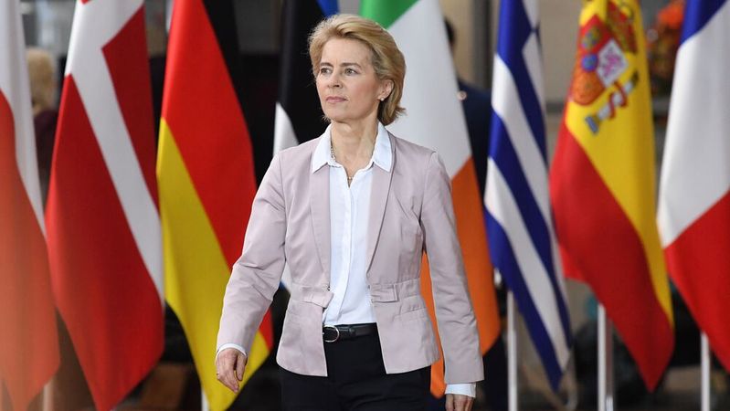 Laut EU-Kommissionspräsidentin Ursula von der Leyen soll die Überprüfung im Jahr 2026 Technologie-Offenheit und Wahlmöglichkeiten für Verbraucher gewährleisten.(Bild:  EC - Audiovisual Service)