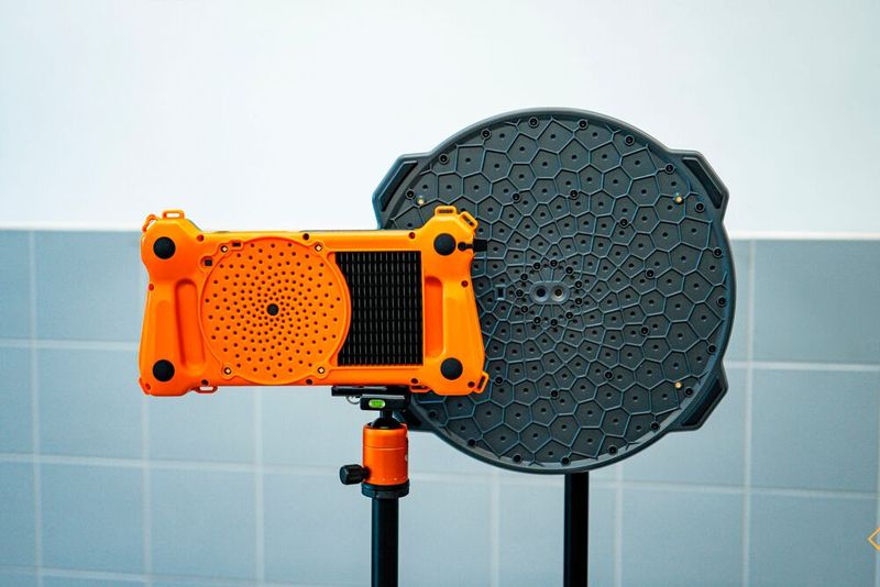 Mit Hilfe einer Akustikkamera können Geräusche im hörbaren als auch nicht hörbaren Bereich (Ultraschall) sichtbar gemacht werden. Die akustischen Kameras von Soundtastix: SoundCam Ultra 3 (links) und SoundCam 3 (rechts).(Bild:  Soundtastix)