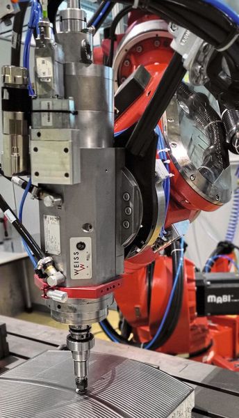 Bild 1: Hochpräzise Oberflächenbearbeitung mit Hilfe eines Roboters – eine Ausgleichseinheit hält Anpresskraft und Abtrag beim Schleifen von Freiformflächen konstant. (Bild: Fraunhofer IWU)