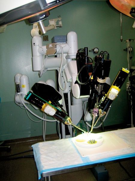 Bild 2: Das da-Vinci-System besteht aus drei steuerbaren Instrumententrägern. (Archiv: Vogel Business Media)