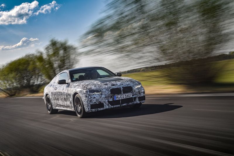 Unter der Haube des Prototypen schnurrt der erste BMW-Benziner mit 48 Volt-Technik und elektrischem Startergenerator. (Bild: BMW)