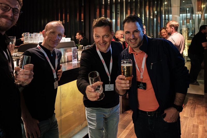 Bestens gelaunt sind (v. l.) Gregor Garbas und Matthias Milde (Supporter Team) und Fernando Cardamone (TD Synnex) (Bild: CPN / Niklas Christensen)