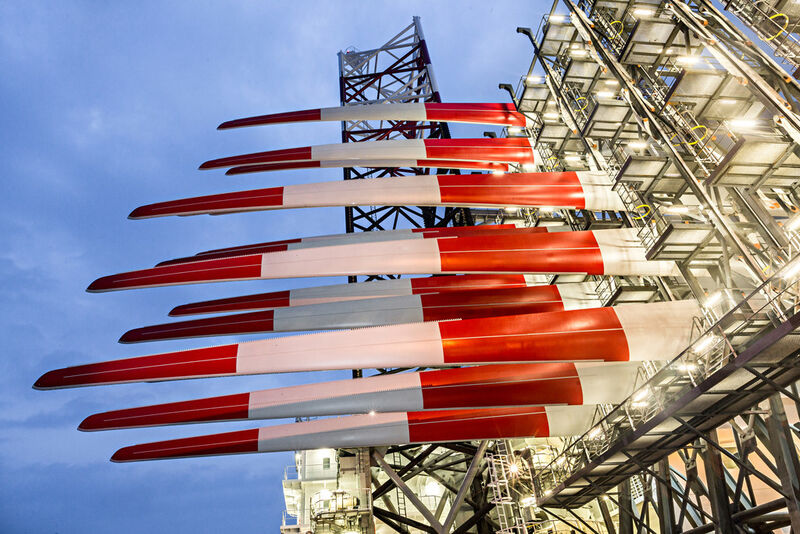 Auf dem Errichterschiff gelagert warten die 58,5 m langen Rotorblätter der Siemens SWT-3.6-120-Windturbinen auf ihre Montage. (Bild: Siemens)