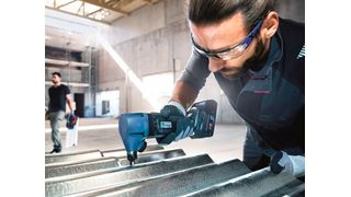 ... oder Nibbler, den man hier im Einsatz sieht. Trumpf-Scheren und -Nibbler bringen außer qualitativ hochwertige Schnittergebnisse im Blech auch den Aspekt der Kabellosigkeit ins Spiel. Eine Eigenschaft, die immer gefragter ist, wie man bei Trumpf registriert. (Bild: Trumpf)