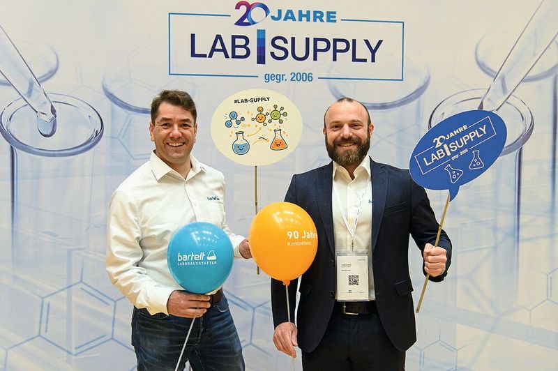 Die LAB-SUPPLY feiert übrigens ihr 20-jähriges Bestehen. Darüber kann der Laborfachhändler Bartelt nur Lachen, der hat nämlich bereits sein 90. Jubiläum. Geschäftsführer Lukas Bartelt und sein Kollege Aik Baumgärtner sind trotzdem für ein Bild vor der Fotowand zu haben. Sie sind seit der ersten LAB-SUPPLY Wien in Österreich dabei und damit ein Teil des langjährigen Erfolgs der Veranstaltung. In diese Sinne: Auf die nächsten Jahr(zehnt)e :-)   Mehr Infos zu den kommenden LAB-SUPPLY-Messen finden Sie auf www.lab-supply.info (Bild: Stefan Stark)