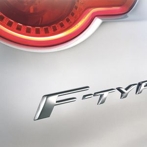 In Paris debütiert der Jaguar F-Type.