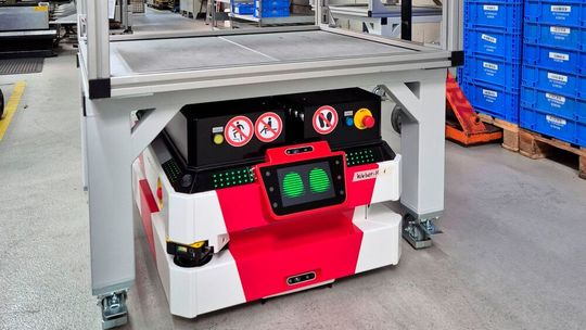 Dieser autonomer Transportroboter optimiert den Materialfluss bei Weber-Hydraulik. Er dient als Grundlage für eine skalierbare, automatisierte Materialversorgung innerhalb der Unternehmensgruppe.(Bild:  Weber-Hydraulik)