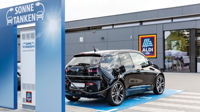 Bei Aldi können E-Auto-Fahrer künftig nicht mehr kostenlos tanken. Bei Aldi können E-Auto-Fahrer künftig nicht mehr kostenlos tanken.