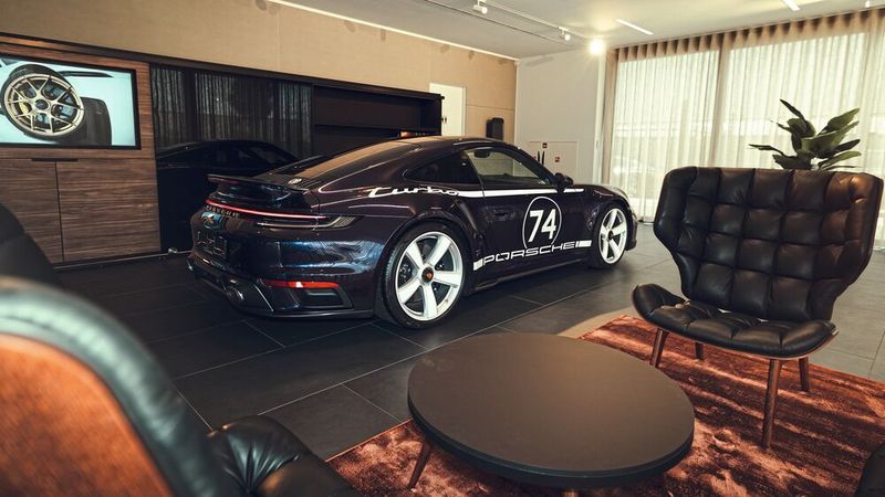 Porsche hat für das Standortformat ein neu gestaltetes Schauraumkonzept auf den Weg gebracht. (Bild: Porsche AG)