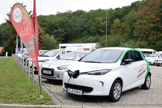 Während viele Autohäuser grübeln, wie sich E-Autos am besten verkaufen lassen, fährt Autoservice Demmler im sächsischen Wilkau-Haßlau ein eigenes Konzept: Der Betrieb vermietet seit einigen Jahren erfolgreich eine Flotte von über 50 Autos.(Bild:  Rubbel/»kfz-betrieb«)