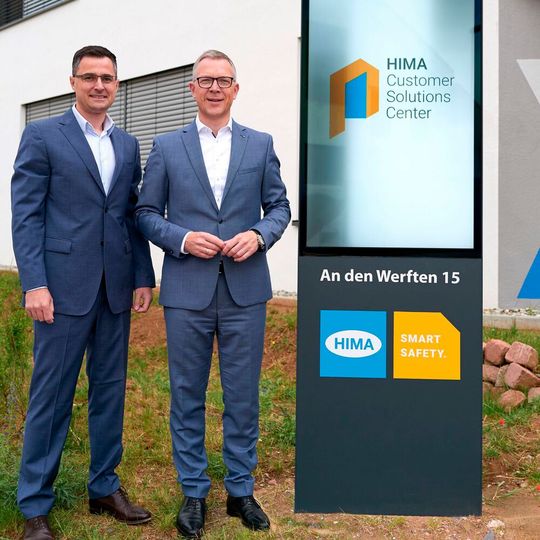 Auf der diesjährigen Achema präsentiert Hima ein digitales Schaufenster in die Customer Solutions Center. Von links: Sergej Arent (Director Applications) und Jörg de la Motte (CEO)(Bild:  Hima Group)
