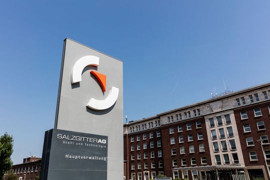 Die deutschen Stahlkonzerne leiden unter diversen Problemen. Jetzt hat die Salzgitter AG infomiert, dass man die Planungen etwas vorsichtiger angeht ...(Bild:  Salzgitter)