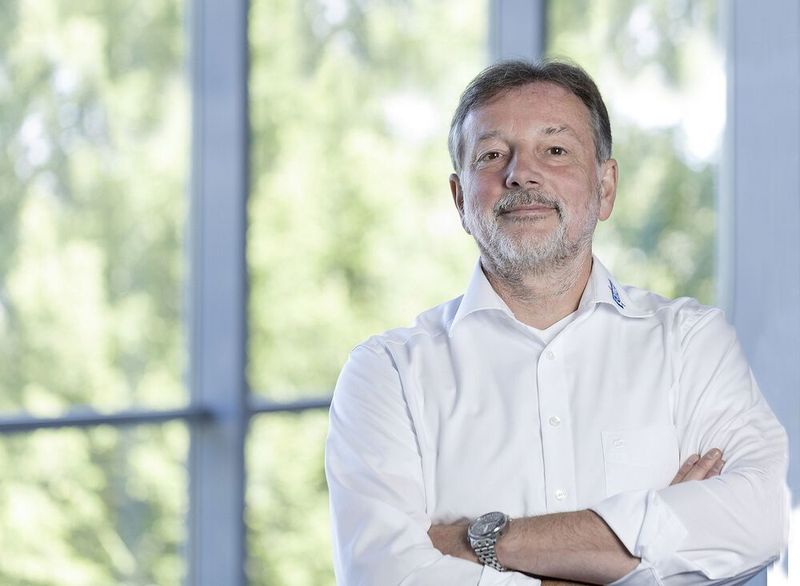 Jürgen Hövelmann, Geschäftsbereichsleiter bei Expresso, merkt an: „Der Smartshopper macht auch das bisher übliche Aus- und wieder Einräumen des Einkaufswagens überflüssig.“ Unruhe an der Kasse, durch längere Wartezeiten, ließe sich so vermeiden. (Expresso Deutschland)