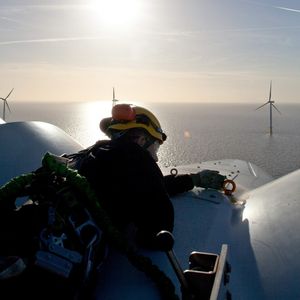 Windenergieanlagen müssen zuverlässig und bei maximaler Leistung arbeiten. Dies gilt an Land ebenso wie unter den rauen Bedingungen auf hoher See. Erfahrene Wind-Servicetechniker von Siemens sowie intelligente Wartungskonzepte helfen dabei, den Regelbetrieb und die Leistung der Windturbinen während der veranschlagten Lebensdauer von bis zu 25 Jahren zuverlässig aufrechtzuerhalten. Für das Offshore-Windkraftwerk Gunfleet Sands I und II vor der britischen Ostküste hat Siemens den Service und die Wartung über einen Zeitraum von fünf Jahren übernommen. Im Frühjahr 2013 hat das Unternehmen zudem zwei Offshore-Windenergieanlage der nächsten Generation mit einer Leistung von sechs Megawatt im Windpark Gunfleet Sands III errichtet.