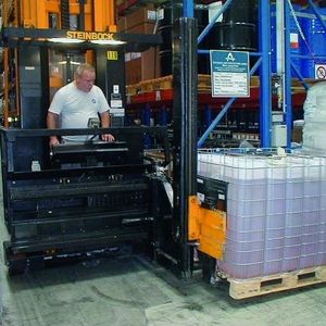 Einlagerung eingehender Ware aus der Produktion vor Ort 
oder der Anlieferung per Lkw im Ciba-Lager Lampertheim: Ciba ist Eigentümer, Pfenning Betreiber des Lagers.