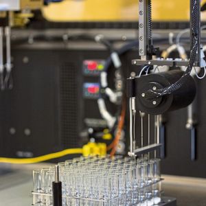 Aus allen Rohren: Mit Methoden der Hochdurchsatzforschung hat das Clariant-Labor schon über 17.000 Katalysatoren getestet.