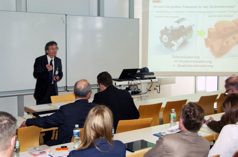 Prof. Dr. Norbert Babel (Hochschule Landshut) bei seinem Vortrag über Potenzial und Herausforderungen des 3D-Drucks. (Bild: Hochschule Landshut)