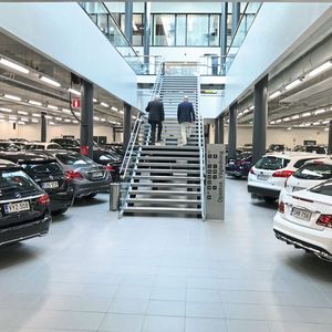 Sauber und im Trockenen: Gebrauchtwagen stellt VEHO im Untergeschoss aus.(Bild:  Hostnik)