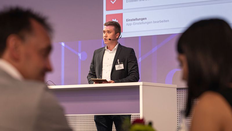 Mika Sauermann präsentierte im Impulscafé die Loco-Soft-App. (Bild: Stefan Bausewein)