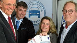 Spende für kranke Kinder: (v.li.) Peter Clemens (Kinderkrebshilfe), Thomas Wilk (stv. Obermeister), Evelyn Berndt (Geschäftsführerin) und Michael Ahrenbeck (Obermeister; alle Innung Schwerin). (Foto: Innung)