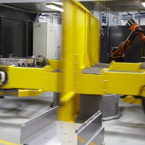 Das kontinuierliche Fügen und Schweißen von Edelstahlplatten, die zu explosionsgeschützten Schalt- und Verteilerkästen verarbeitet werden, ist Präzisionsarbeit.