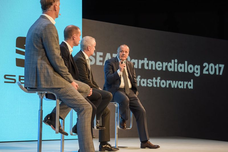 Die Führung von Seat Deutschland beantwortete Fragen der Händler: (v. li.) Kristian Kremer, Leiter Aftersales, Marketingleiter Stefan Gundelach, Vertriebsleiter Markus Leinemann und Geschäftsführer Bernhard Bauer. (Seat)