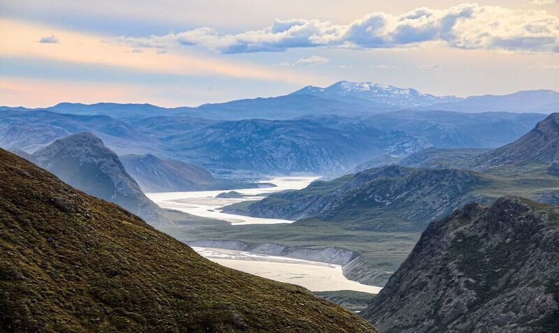 Der Isortoq-Fluss, der das Schmelzwasser des Isunnguata-Sermia-Gletschers mit sich führt, schlängelt sich durch die grönländische Landschaft, die von früheren Eiszeiten geformt wurde. Dieser eine Fluss erstreckt sich mehr als 120 km ins Innere des Eisschildes und führt jedes Jahr mehr als 7 Kubikkilometer Schmelzwasser in die Ozeane.  (Jon Hawkings)