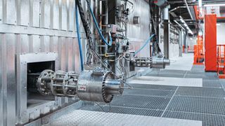 Anwendung von zwei Shock Pulse Generatoren der Explosion Power GmbH an Kesselaußenwand. (Bild: Explosion Power GmbH)