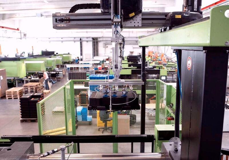 An seinem Firmensitz in Geisa betreibt W.AG mehrere hochmoderne Fertigungslinien zur Herstellung von Kunststoffkoffern und Transportbehältern „Made in Germany“. (Bild: WAG)