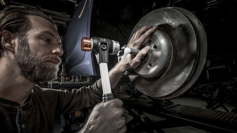 Hohe Schlagkraft bei gleichzeitig materialschonendem Verhalten sollen die speziellen Schonhämmer von Erwin Halder aufweisen.(Bild:  Erwin Halder)