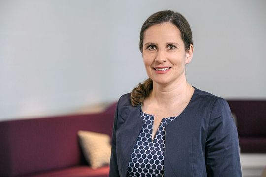 Susanne Grödl organisiert seit 2005 die Analytica-Messen.(Bild:  Alex Schelbert / Messe Muenchen)