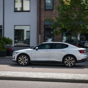 Unter der Fließheck-Karosserie stecken zwei Elektromotoren mit zusammen 300 kW/408 PS Leistung. Nach dem WLTP-Zyklus soll die immerhin 2,1 Tonnen schwere Fließhecklimousine 470 Kilometer mit einer Akkuladung schaffen. (Bild:  Istvan Csiszar/Polestar)