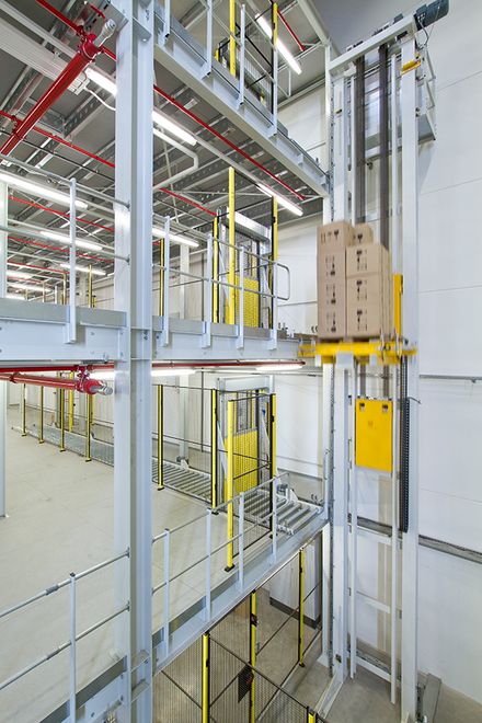 Palettenlift-Vertikalfoerderer-04.jpg (Förster & Krause GmbH)