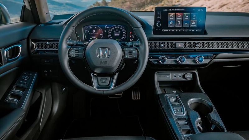 Im Cockpit finden die Japaner mit dem ersten digitalen Display für ihren Bestseller und dem Touchscreen daneben eine gute Balance zwischen analoger und digitaler Bedienwelt. (Bild: Honda)