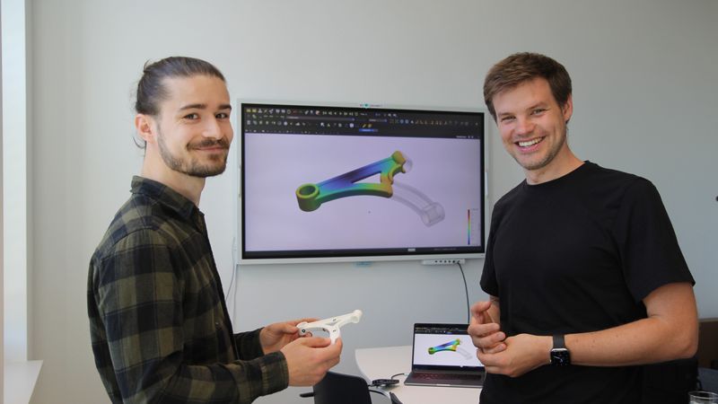 Nils Meyer (rechts) und Projekt-Mitarbeiter Julian Greif entwickeln ein KI-Tool, um die Bauteilentwicklung im Spritzguss zu optimieren. (Bild:  Universität Augsburg)