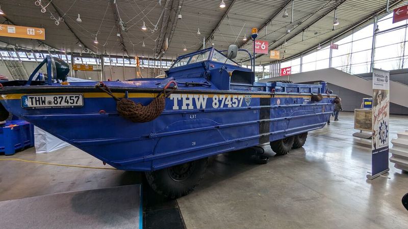 Das aber ist defintiv ein Oldtimer. Genauer gesagt ein DUKW (umgangssprachlich als „Duck“ bezeichnet). Das dreiachsige Amphibienfahrzeug mit Allradantrieb hatten die USA im Zweiten Weltkrieg entwickelt. Das THW nutzte es lange Zeit für die Bergung auf Seen und Flüssen. Dieses Fahrzeug steht im Ortsverband Germersheim (Rheinland-Pfalz). Dank seines Sechszylinder-Reihen-Benzinmotors mit 70 kW (95 PS) Leistung ist es an Land 80 km/h und im Wasser 10 km/h schnell. (Bild: Dominsky – VCG)
