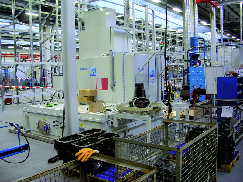 Bild 4: In dieser Anlage findet schwerpunktmäßig eine Innenreinigung von Achsgetriebegehäusen mit Hilfe einer Lanze statt. Dazu werden die Gehäuse optisch ausgerichtet. Bild: BVL Oberflächentechnik (Archiv: Vogel Business Media)