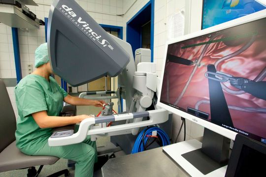 Ärzteausbildung an der Konsole: An der Klinik für Urologie und Kinderurologie des Universitätsklinikums des Saarlandes (UKS) können Ärzte das Operieren mit dem Da-Vinci‐System lernen. Hier übt eine Workshop‐Teilnehmerin den Umgang mit der Konsole anhand einer OP‐Simulation.(Bild:  Rüdiger Koop/UKS)