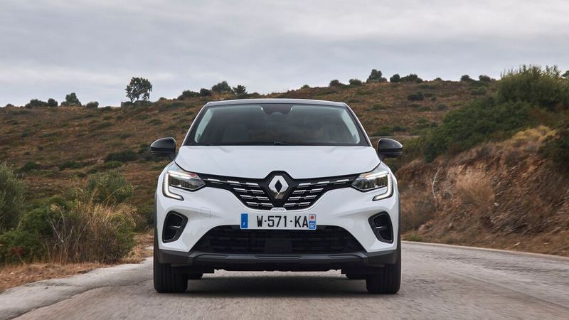 Der Captur ist bei Renault binnen 30 Tagen zu haben, kostet dann aber 400 Euro mehr.(Bild:  Renault)