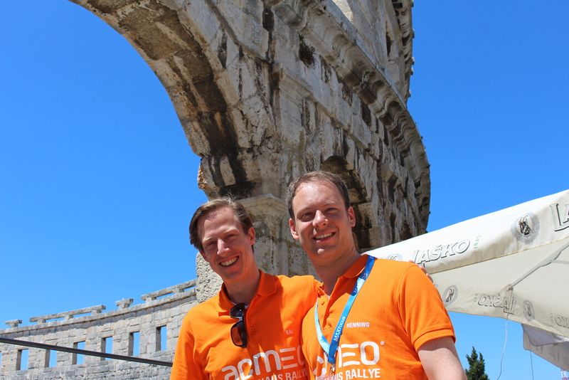 Acmeo-Chef Henning Meyer mit Kai Bernstein (BCIS GmbH) in der historischen Stadt Pula. (Bild: Holger Esseling)