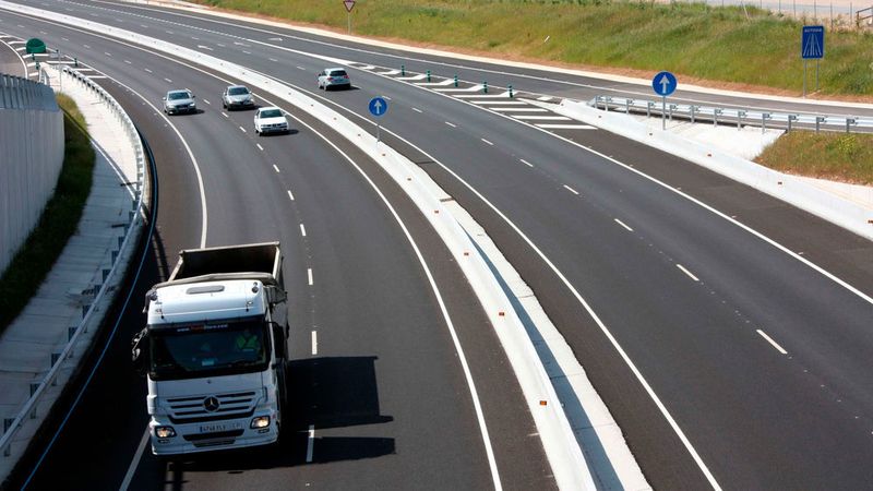 Der Hauptverkehrsträger für den Gütertransport ist die Straße – das sagen die Ergebnisse der Shell-Nutzfahrzeug-Studie 2016, die von Shell in Zusammenarbeit mit dem Deutschen Zentrum für Luft- und Raumfahrt (DLR) erarbeitet wurde. (CC0, gemeinfrei - pixabay.com)