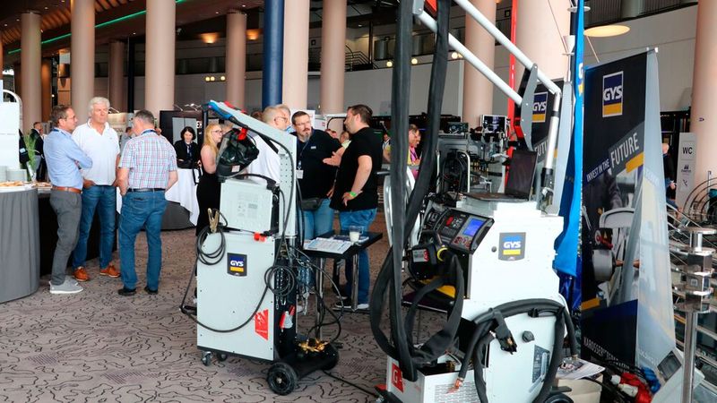 Das Kollegengespräch ergab sich oft in der Fachausstellung oder direkt bei Aussteller und seinem Produkt. (Bild: Klasing)