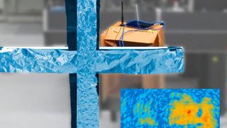 Das im realen Bild sichtbare Kreuz lässt sich aus dem WLAN-Hologramm wieder rekonstruieren (rechts unten). (Friedemann Reinhard/Philipp Holl/TUM)